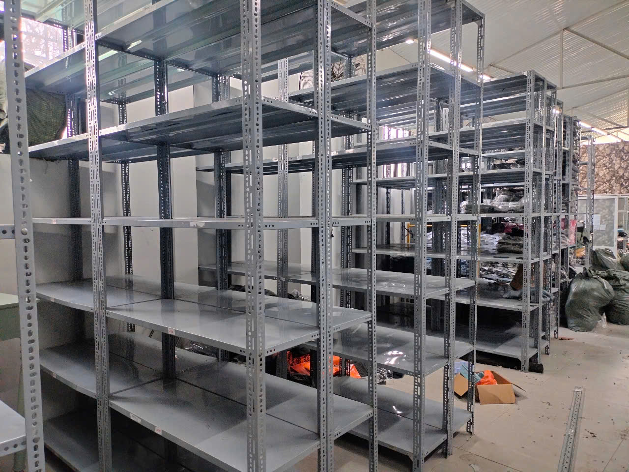 Hình ảnh thu mua thanh lý kệ sắt cũ v lỗ thanh lý ở TPHCM của kho Thanh Lý Tốt
